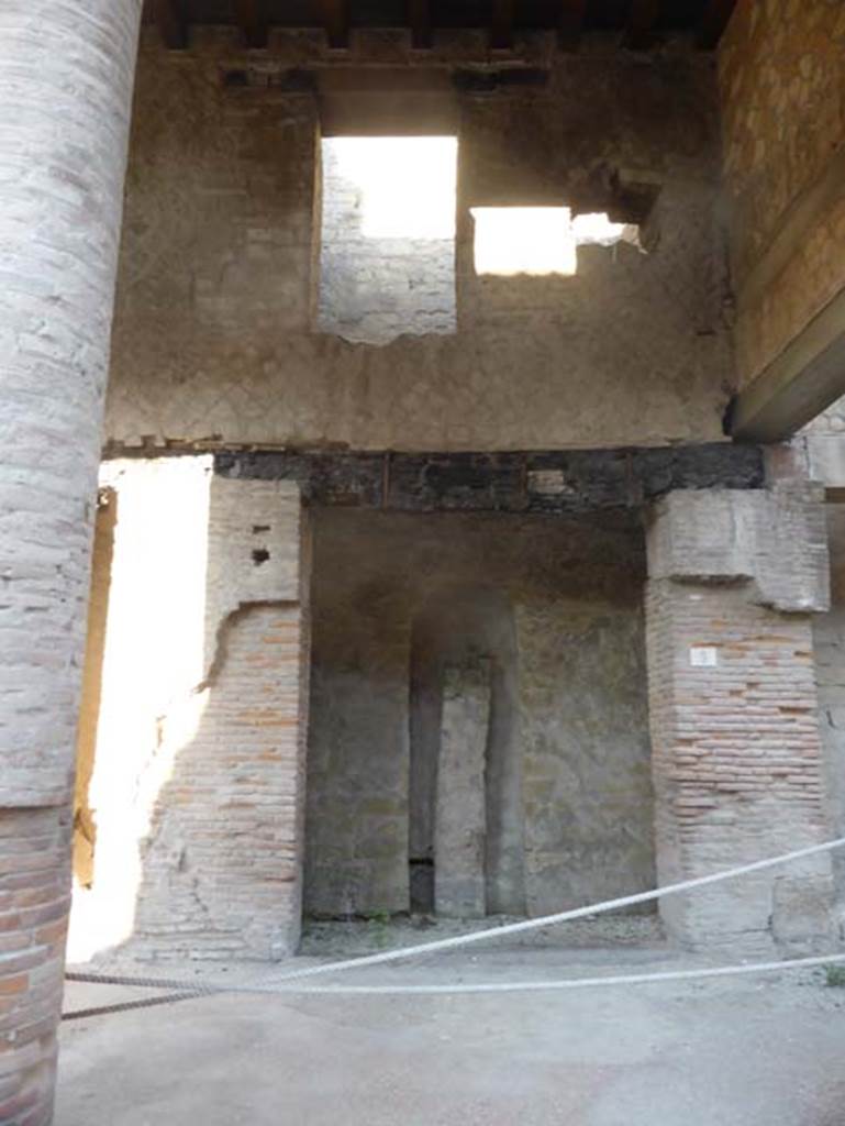 Decumanus Maximus, Herculaneum, September 2015.
Building on north side of the Decumanus Maximus, doorway numbered 5.